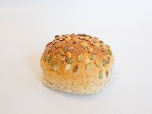 Bolletje bruin volkoren met pompoenpit